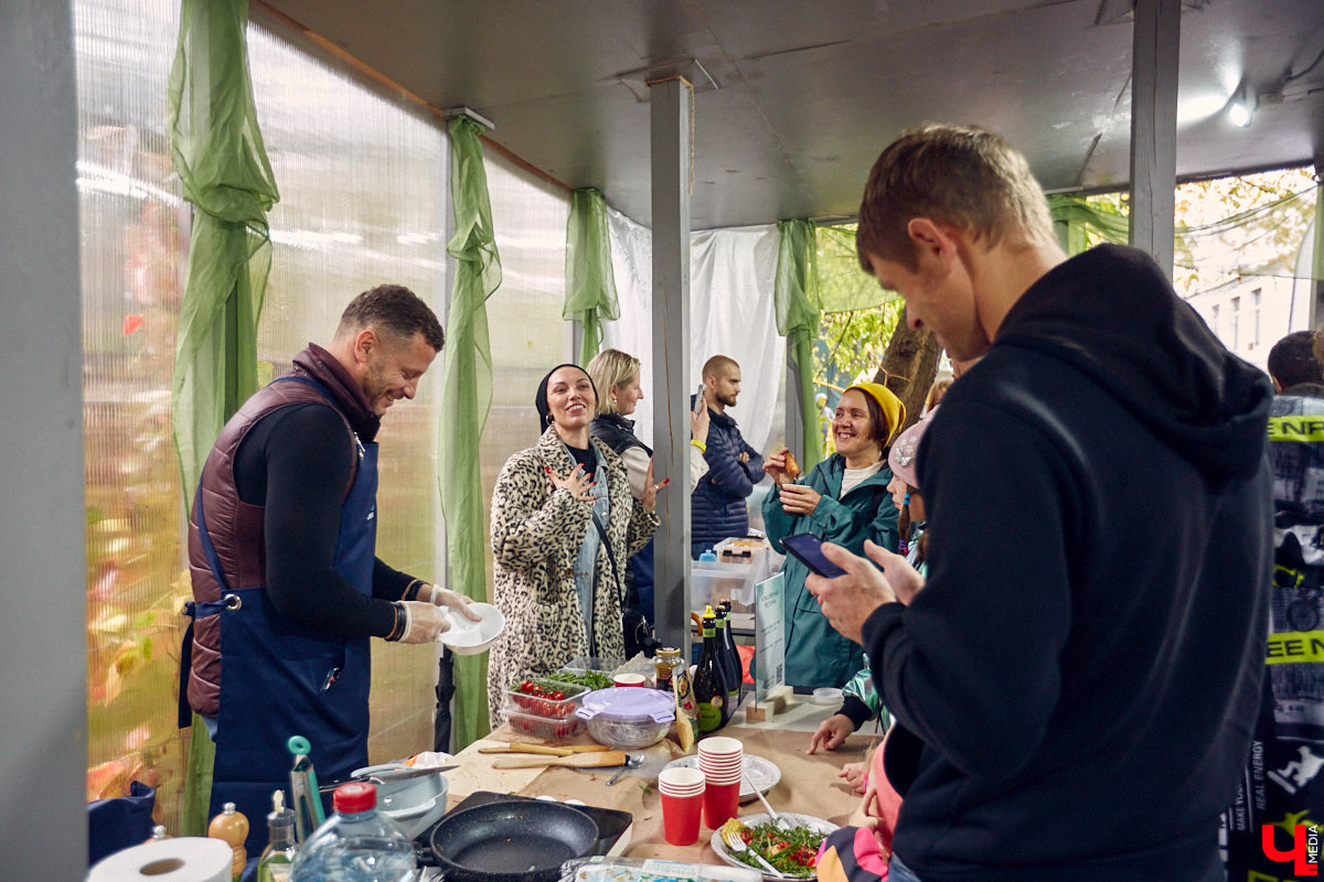 В минувшее воскресенье во Владимире прошел фестиваль еды, добрососедства и творчества. Несмотря на дождь, гостей на Девической, 8 собралось немало. «Ключ-Медиа» тоже побывал на празднике и оценил меню самой атмосферной локации этого дня.
