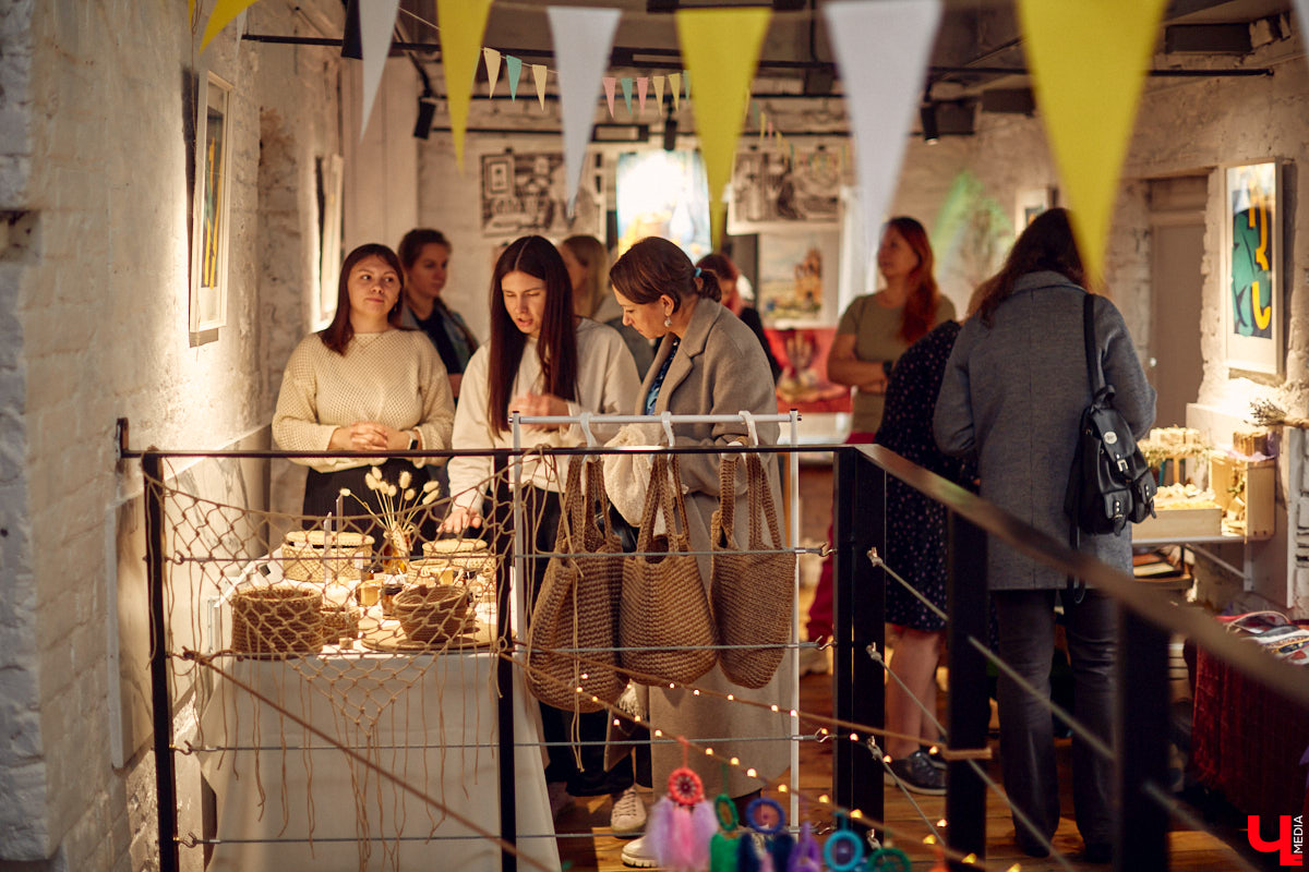 В минувшее воскресенье во Владимире прошел фестиваль еды, добрососедства и творчества. Несмотря на дождь, гостей на Девической, 8 собралось немало. «Ключ-Медиа» тоже побывал на празднике и оценил меню самой атмосферной локации этого дня.