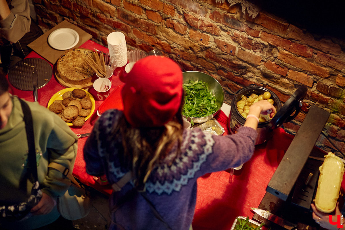 В минувшее воскресенье во Владимире прошел фестиваль еды, добрососедства и творчества. Несмотря на дождь, гостей на Девической, 8 собралось немало. «Ключ-Медиа» тоже побывал на празднике и оценил меню самой атмосферной локации этого дня.