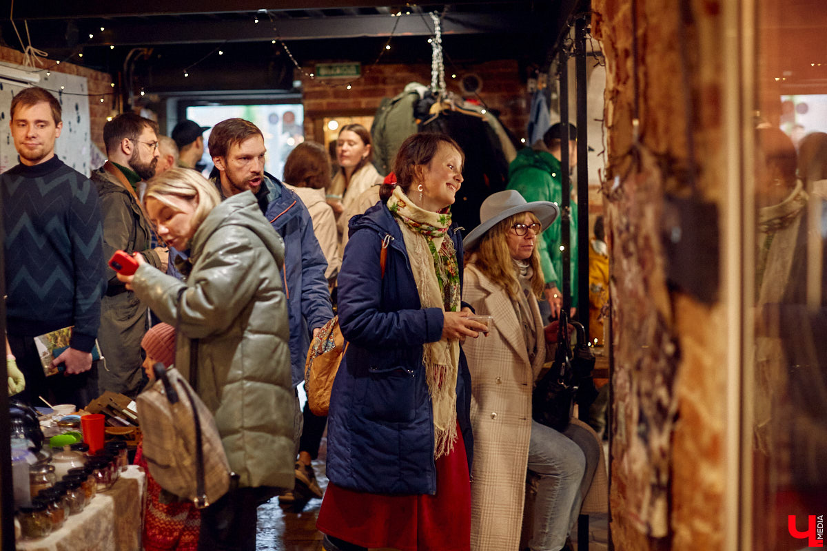 В минувшее воскресенье во Владимире прошел фестиваль еды, добрососедства и творчества. Несмотря на дождь, гостей на Девической, 8 собралось немало. «Ключ-Медиа» тоже побывал на празднике и оценил меню самой атмосферной локации этого дня.