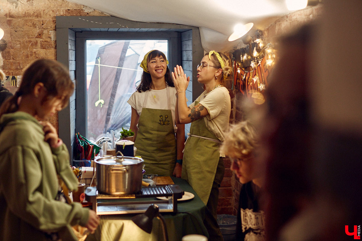 В минувшее воскресенье во Владимире прошел фестиваль еды, добрососедства и творчества. Несмотря на дождь, гостей на Девической, 8 собралось немало. «Ключ-Медиа» тоже побывал на празднике и оценил меню самой атмосферной локации этого дня.
