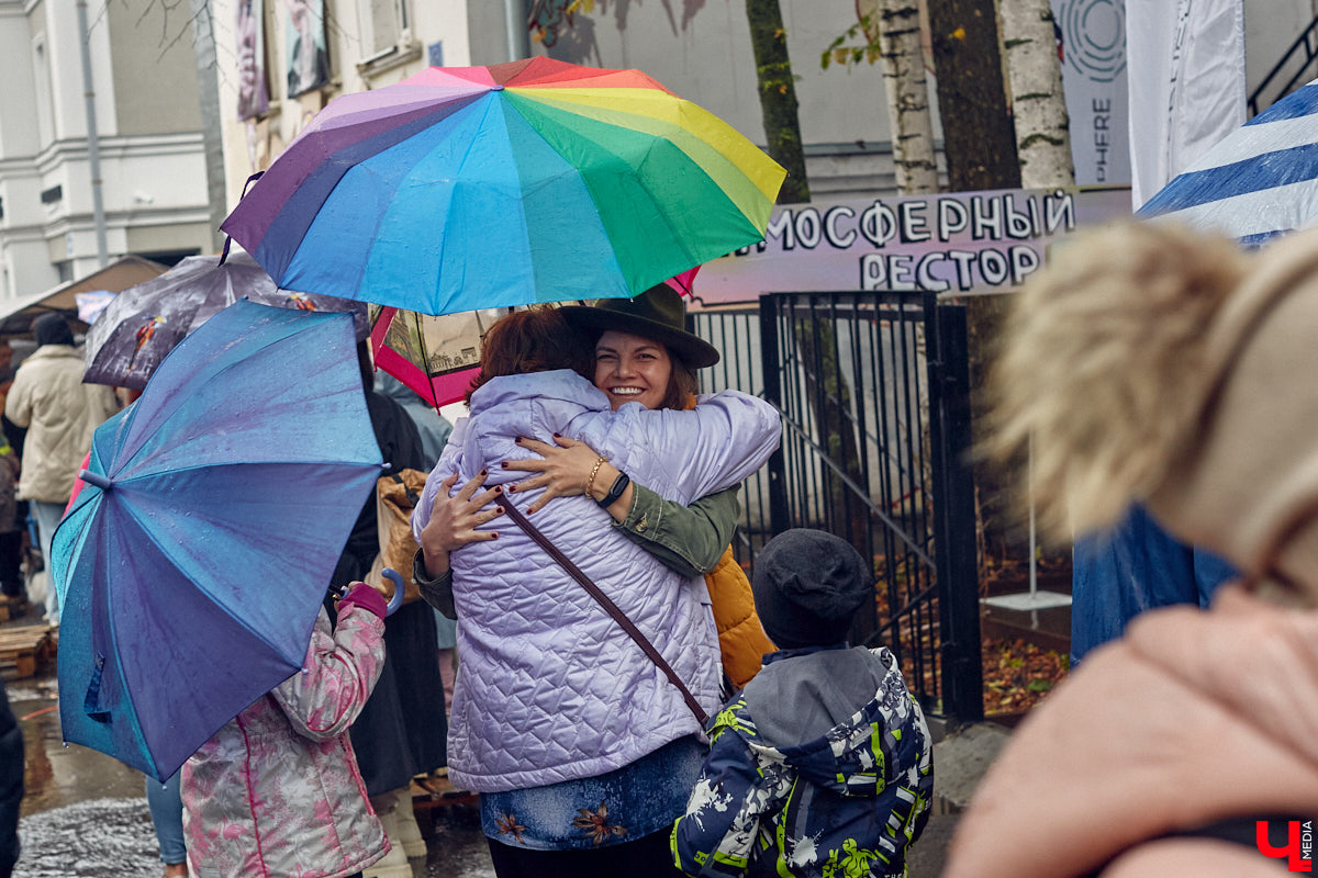 В минувшее воскресенье во Владимире прошел фестиваль еды, добрососедства и творчества. Несмотря на дождь, гостей на Девической, 8 собралось немало. «Ключ-Медиа» тоже побывал на празднике и оценил меню самой атмосферной локации этого дня.
