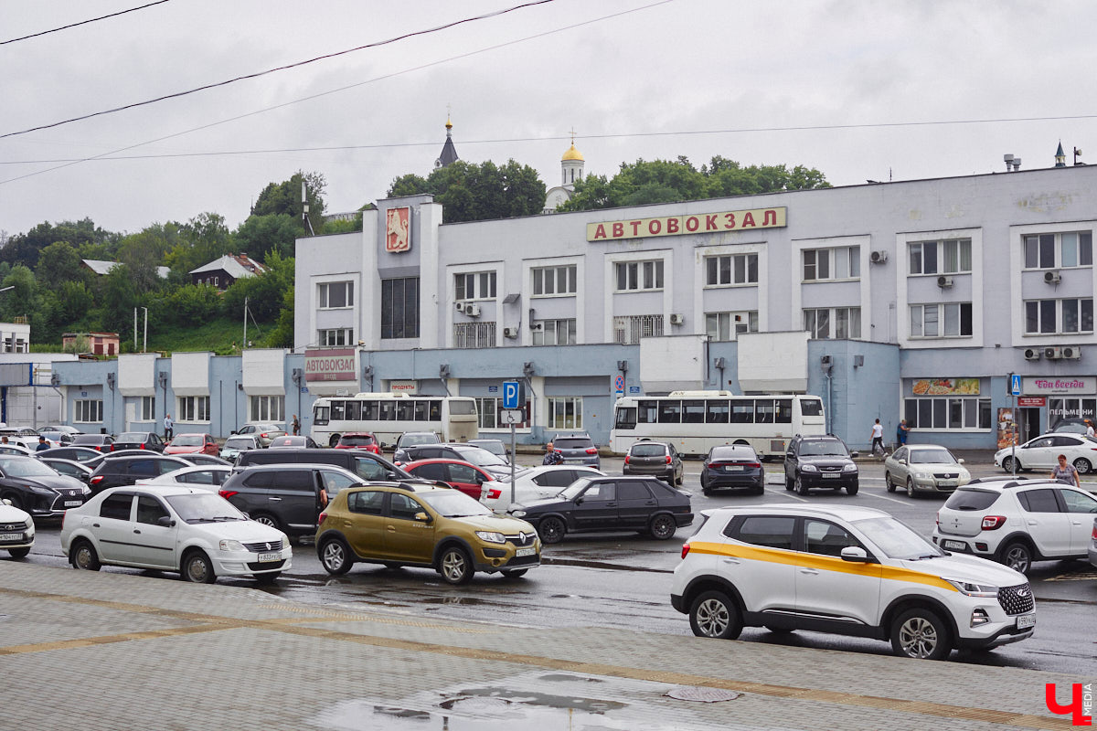 Модернизация владимирского железнодорожного вокзала начнется с ремонта Вокзальной площади. Благоустройство стартует уже в будущем году. А вот реставрация самого здания запланирована на год позже. Подробнее в нашем материале.