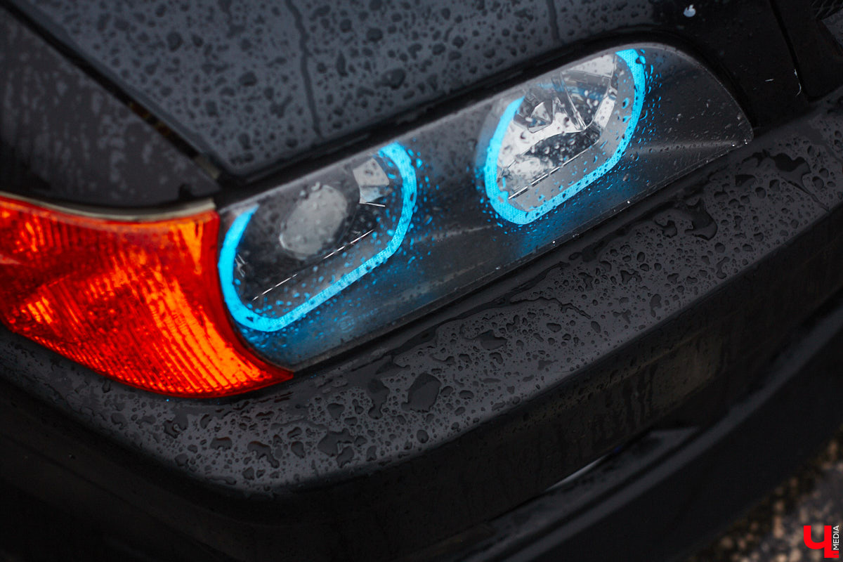 Тем, кто любит свой автомобиль, как девушку (а в случае с водителями-дамами — как своего суженого), ничто не может помешать лишний раз продемонстрировать его восхищенной публике. Даже скверная погода. Неудивительно, что дождь, зарядивший с самого утра, не стал причиной срыва очередного AutoFest`а во Владимире.