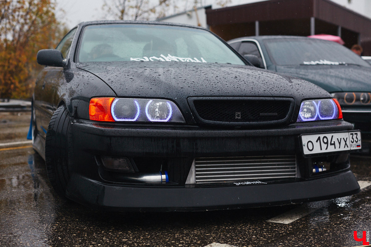 Тем, кто любит свой автомобиль, как девушку (а в случае с водителями-дамами — как своего суженого), ничто не может помешать лишний раз продемонстрировать его восхищенной публике. Даже скверная погода. Неудивительно, что дождь, зарядивший с самого утра, не стал причиной срыва очередного AutoFest`а во Владимире.