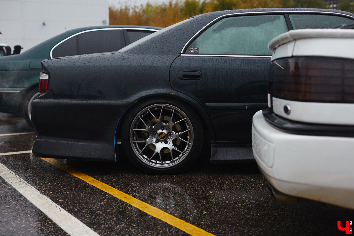 Тем, кто любит свой автомобиль, как девушку (а в случае с водителями-дамами — как своего суженого), ничто не может помешать лишний раз продемонстрировать его восхищенной публике. Даже скверная погода. Неудивительно, что дождь, зарядивший с самого утра, не стал причиной срыва очередного AutoFest`а во Владимире.