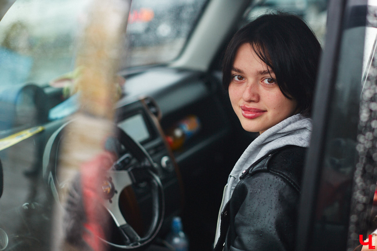 Тем, кто любит свой автомобиль, как девушку (а в случае с водителями-дамами — как своего суженого), ничто не может помешать лишний раз продемонстрировать его восхищенной публике. Даже скверная погода. Неудивительно, что дождь, зарядивший с самого утра, не стал причиной срыва очередного AutoFest`а во Владимире.