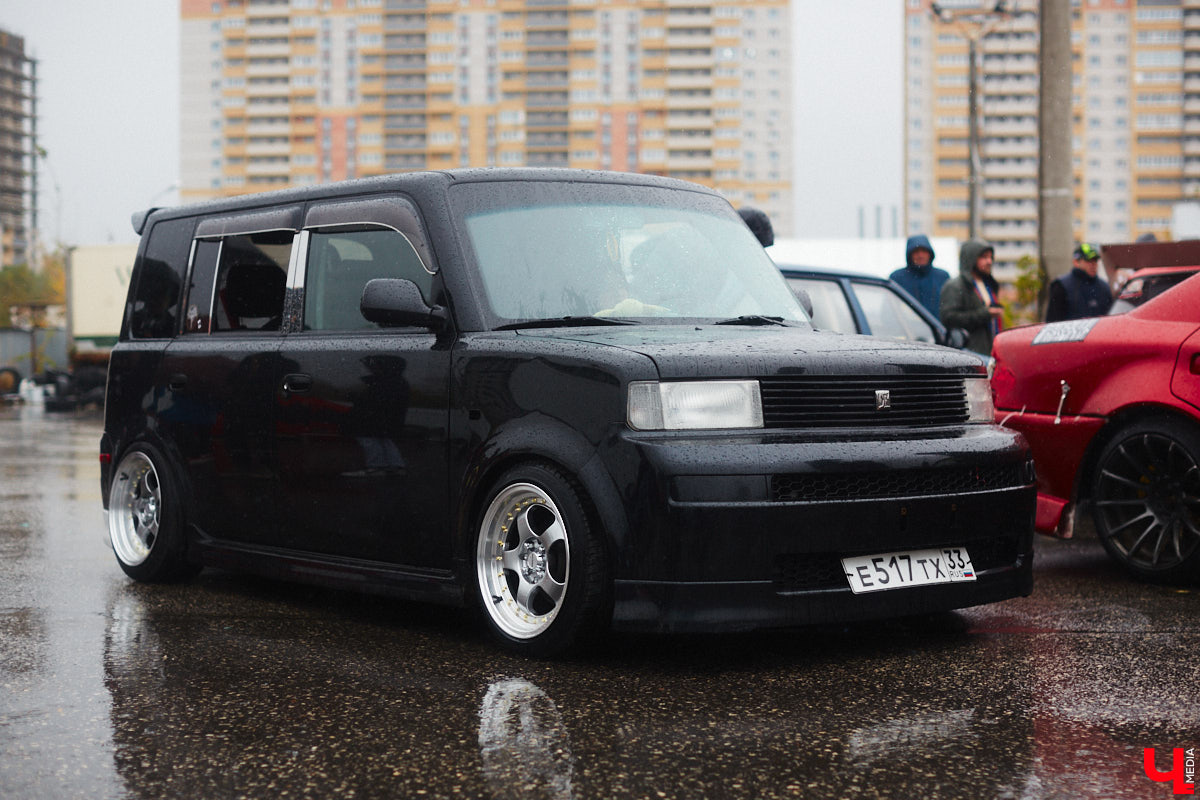 Тем, кто любит свой автомобиль, как девушку (а в случае с водителями-дамами — как своего суженого), ничто не может помешать лишний раз продемонстрировать его восхищенной публике. Даже скверная погода. Неудивительно, что дождь, зарядивший с самого утра, не стал причиной срыва очередного AutoFest`а во Владимире.