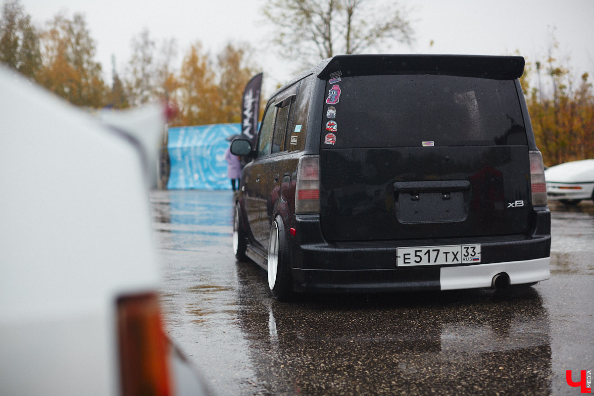 Тем, кто любит свой автомобиль, как девушку (а в случае с водителями-дамами — как своего суженого), ничто не может помешать лишний раз продемонстрировать его восхищенной публике. Даже скверная погода. Неудивительно, что дождь, зарядивший с самого утра, не стал причиной срыва очередного AutoFest`а во Владимире.