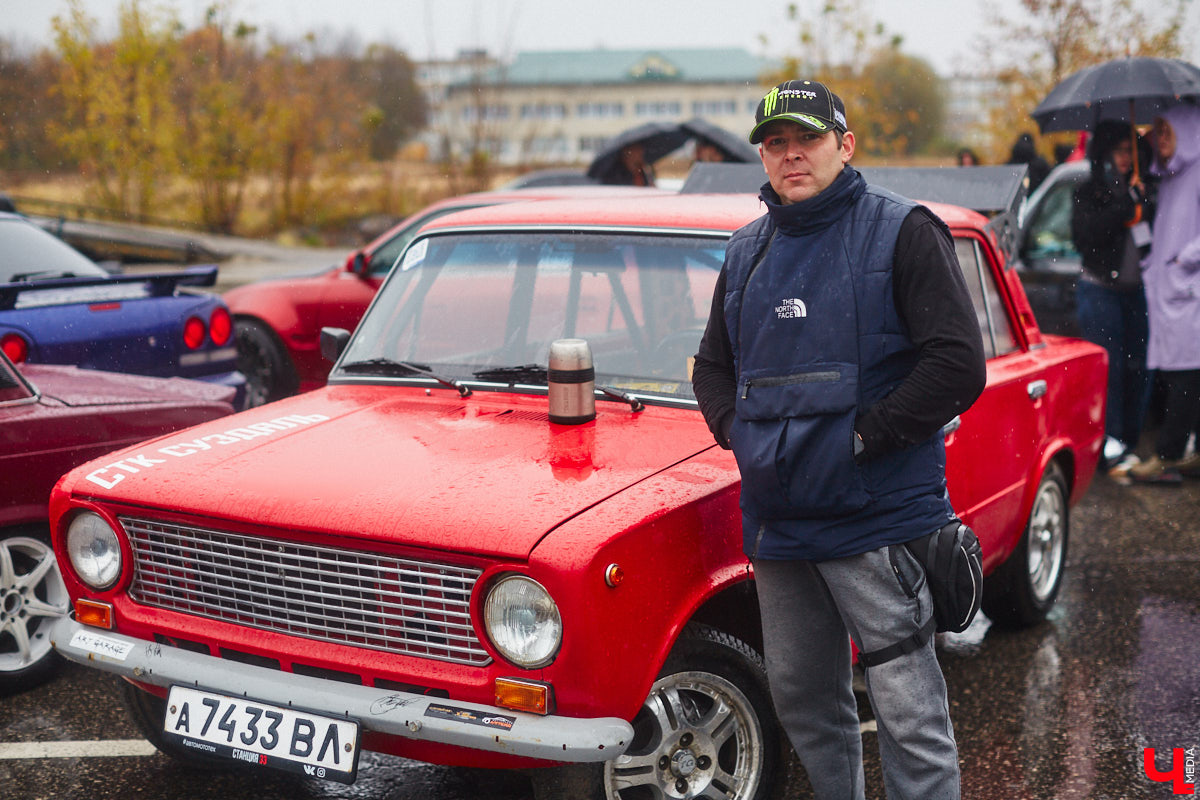Тем, кто любит свой автомобиль, как девушку (а в случае с водителями-дамами — как своего суженого), ничто не может помешать лишний раз продемонстрировать его восхищенной публике. Даже скверная погода. Неудивительно, что дождь, зарядивший с самого утра, не стал причиной срыва очередного AutoFest`а во Владимире.