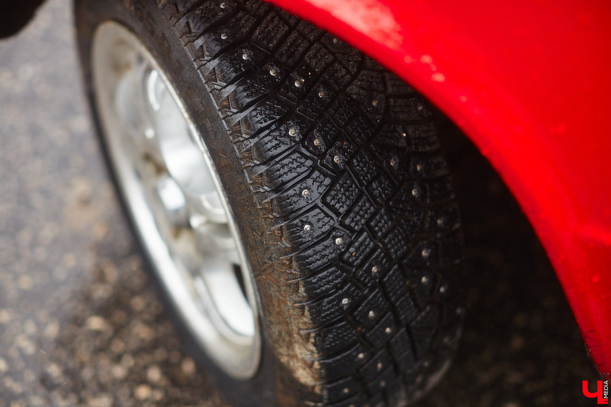 Тем, кто любит свой автомобиль, как девушку (а в случае с водителями-дамами — как своего суженого), ничто не может помешать лишний раз продемонстрировать его восхищенной публике. Даже скверная погода. Неудивительно, что дождь, зарядивший с самого утра, не стал причиной срыва очередного AutoFest`а во Владимире.