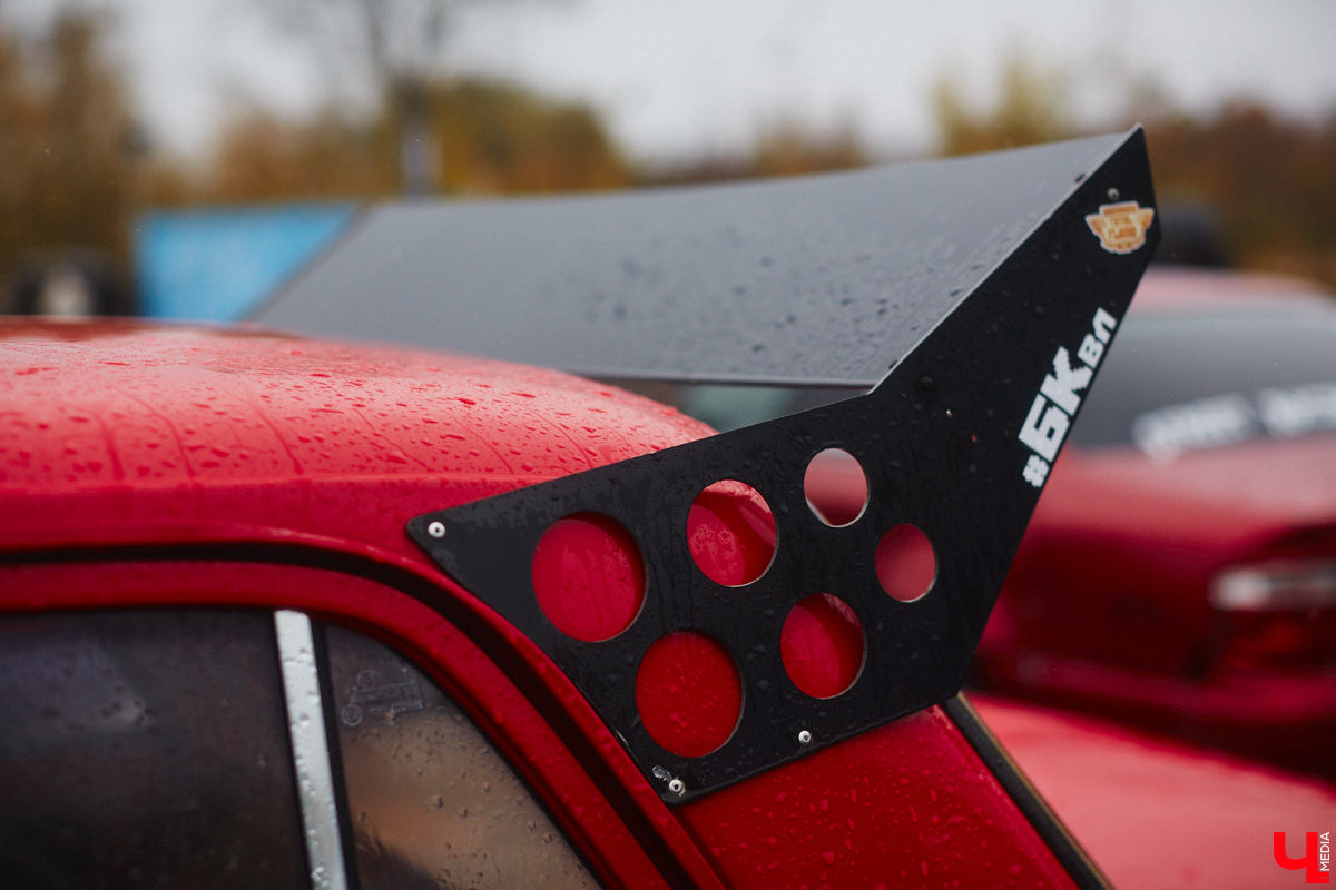 Тем, кто любит свой автомобиль, как девушку (а в случае с водителями-дамами — как своего суженого), ничто не может помешать лишний раз продемонстрировать его восхищенной публике. Даже скверная погода. Неудивительно, что дождь, зарядивший с самого утра, не стал причиной срыва очередного AutoFest`а во Владимире.