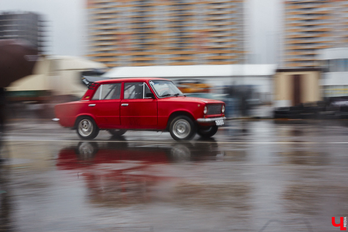 Тем, кто любит свой автомобиль, как девушку (а в случае с водителями-дамами — как своего суженого), ничто не может помешать лишний раз продемонстрировать его восхищенной публике. Даже скверная погода. Неудивительно, что дождь, зарядивший с самого утра, не стал причиной срыва очередного AutoFest`а во Владимире.