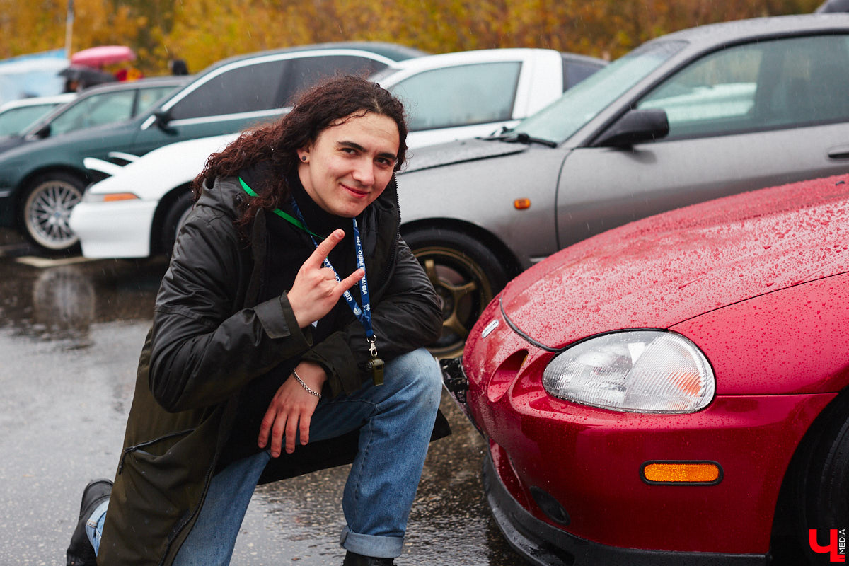 Тем, кто любит свой автомобиль, как девушку (а в случае с водителями-дамами — как своего суженого), ничто не может помешать лишний раз продемонстрировать его восхищенной публике. Даже скверная погода. Неудивительно, что дождь, зарядивший с самого утра, не стал причиной срыва очередного AutoFest`а во Владимире.