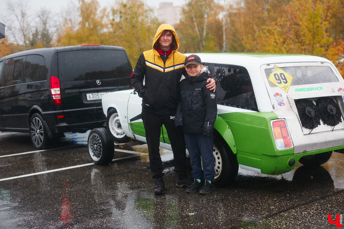 Тем, кто любит свой автомобиль, как девушку (а в случае с водителями-дамами — как своего суженого), ничто не может помешать лишний раз продемонстрировать его восхищенной публике. Даже скверная погода. Неудивительно, что дождь, зарядивший с самого утра, не стал причиной срыва очередного AutoFest`а во Владимире.