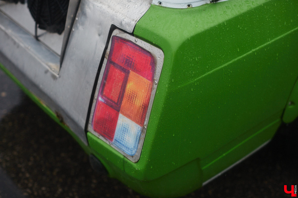 Тем, кто любит свой автомобиль, как девушку (а в случае с водителями-дамами — как своего суженого), ничто не может помешать лишний раз продемонстрировать его восхищенной публике. Даже скверная погода. Неудивительно, что дождь, зарядивший с самого утра, не стал причиной срыва очередного AutoFest`а во Владимире.