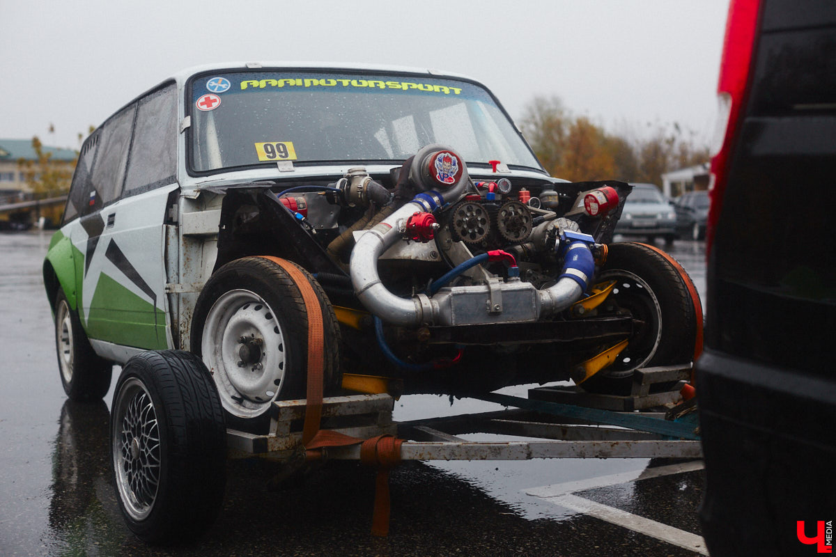 Тем, кто любит свой автомобиль, как девушку (а в случае с водителями-дамами — как своего суженого), ничто не может помешать лишний раз продемонстрировать его восхищенной публике. Даже скверная погода. Неудивительно, что дождь, зарядивший с самого утра, не стал причиной срыва очередного AutoFest`а во Владимире.