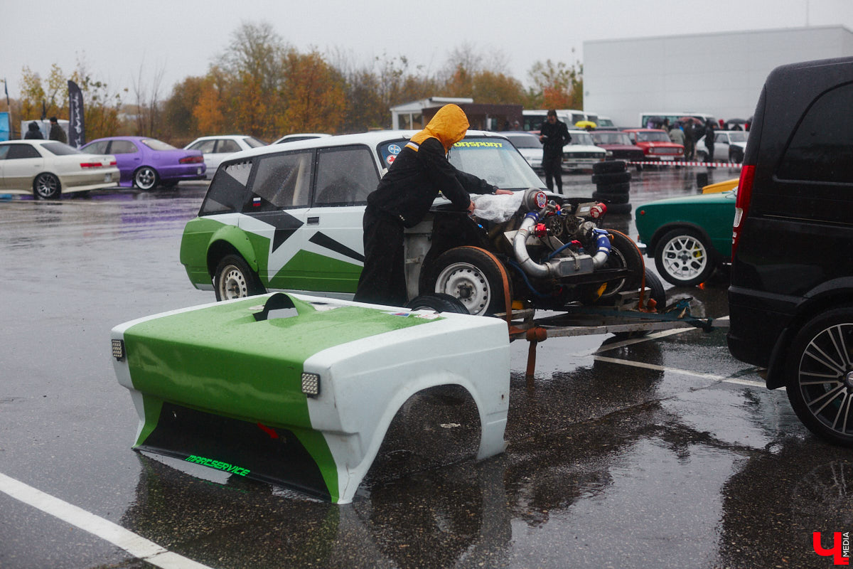 Тем, кто любит свой автомобиль, как девушку (а в случае с водителями-дамами — как своего суженого), ничто не может помешать лишний раз продемонстрировать его восхищенной публике. Даже скверная погода. Неудивительно, что дождь, зарядивший с самого утра, не стал причиной срыва очередного AutoFest`а во Владимире.