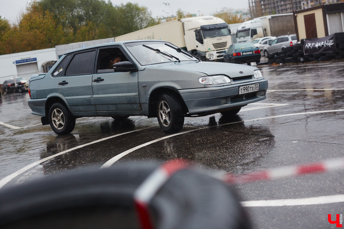 Тем, кто любит свой автомобиль, как девушку (а в случае с водителями-дамами — как своего суженого), ничто не может помешать лишний раз продемонстрировать его восхищенной публике. Даже скверная погода. Неудивительно, что дождь, зарядивший с самого утра, не стал причиной срыва очередного AutoFest`а во Владимире.
