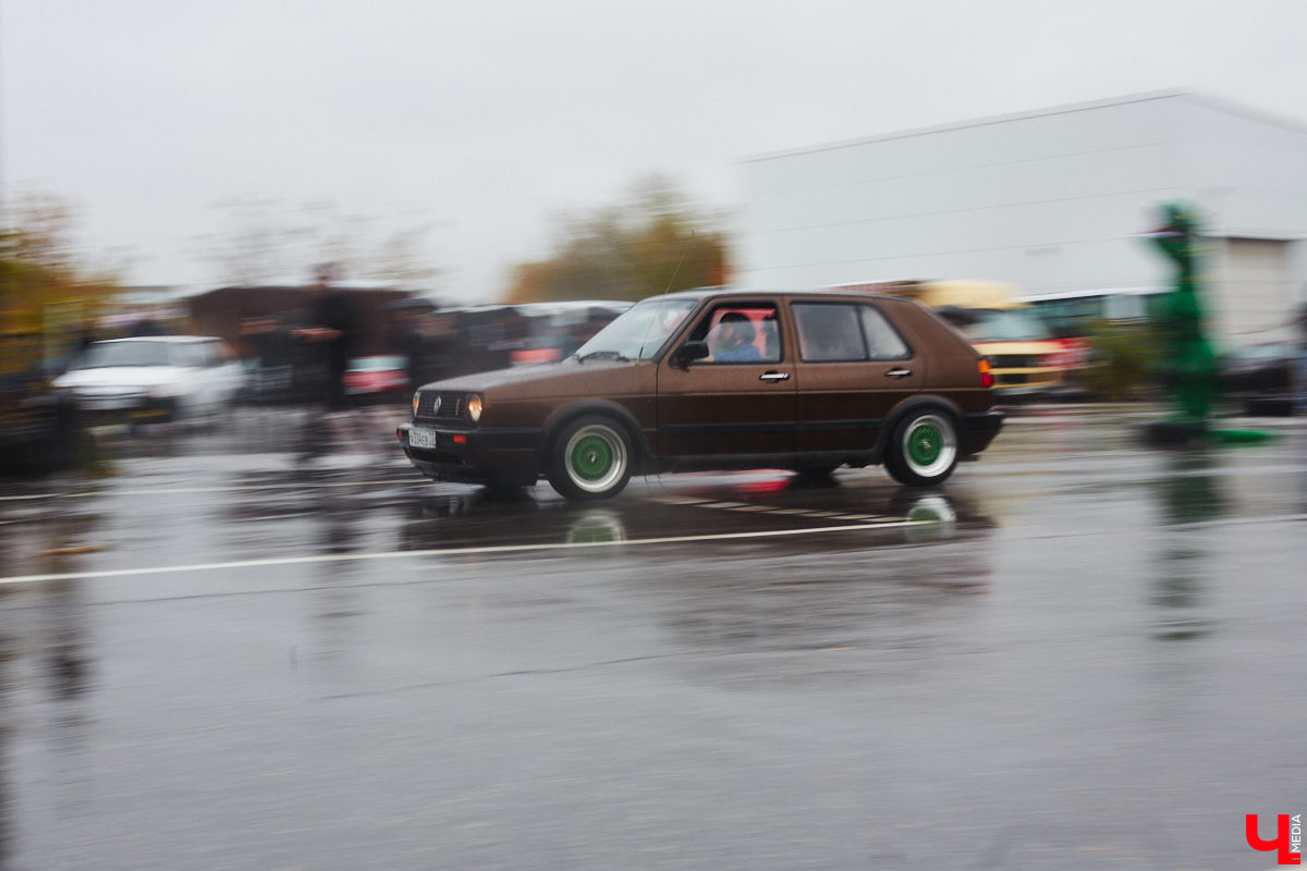 Тем, кто любит свой автомобиль, как девушку (а в случае с водителями-дамами — как своего суженого), ничто не может помешать лишний раз продемонстрировать его восхищенной публике. Даже скверная погода. Неудивительно, что дождь, зарядивший с самого утра, не стал причиной срыва очередного AutoFest`а во Владимире.