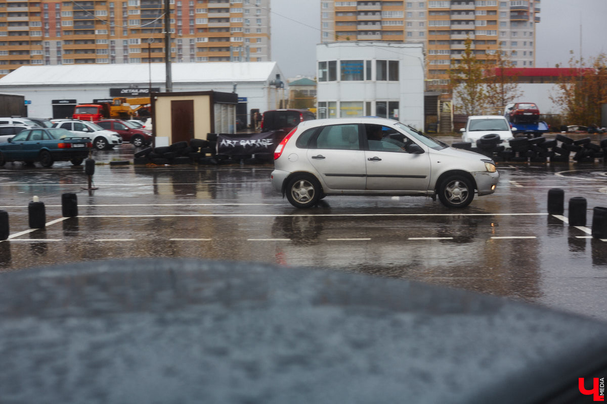 Тем, кто любит свой автомобиль, как девушку (а в случае с водителями-дамами — как своего суженого), ничто не может помешать лишний раз продемонстрировать его восхищенной публике. Даже скверная погода. Неудивительно, что дождь, зарядивший с самого утра, не стал причиной срыва очередного AutoFest`а во Владимире.