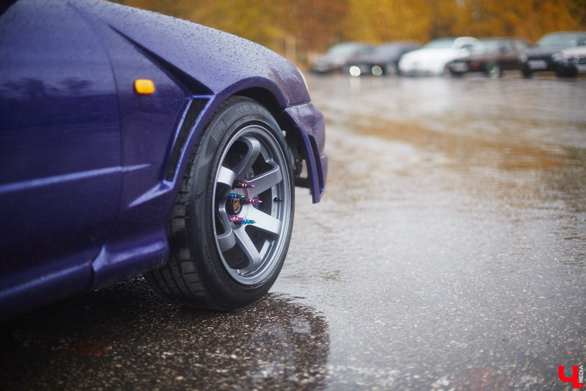 Тем, кто любит свой автомобиль, как девушку (а в случае с водителями-дамами — как своего суженого), ничто не может помешать лишний раз продемонстрировать его восхищенной публике. Даже скверная погода. Неудивительно, что дождь, зарядивший с самого утра, не стал причиной срыва очередного AutoFest`а во Владимире.