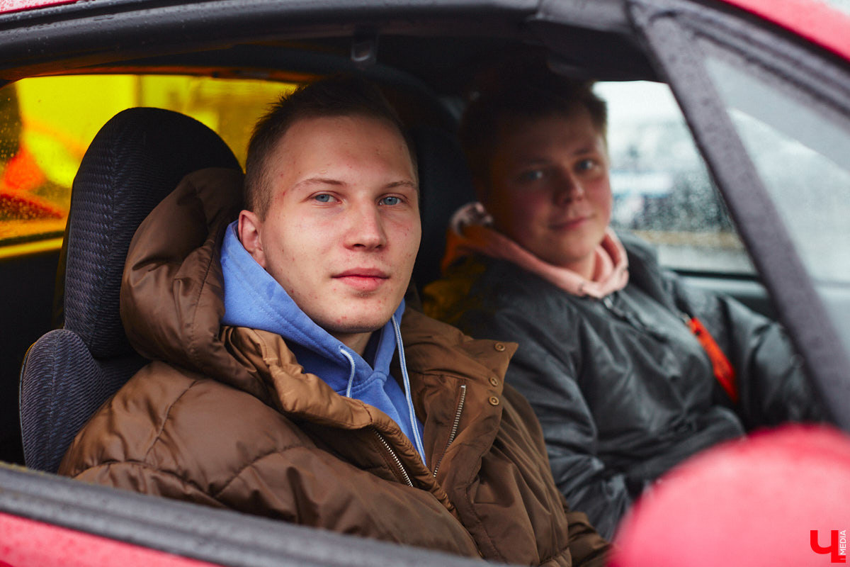 Тем, кто любит свой автомобиль, как девушку (а в случае с водителями-дамами — как своего суженого), ничто не может помешать лишний раз продемонстрировать его восхищенной публике. Даже скверная погода. Неудивительно, что дождь, зарядивший с самого утра, не стал причиной срыва очередного AutoFest`а во Владимире.
