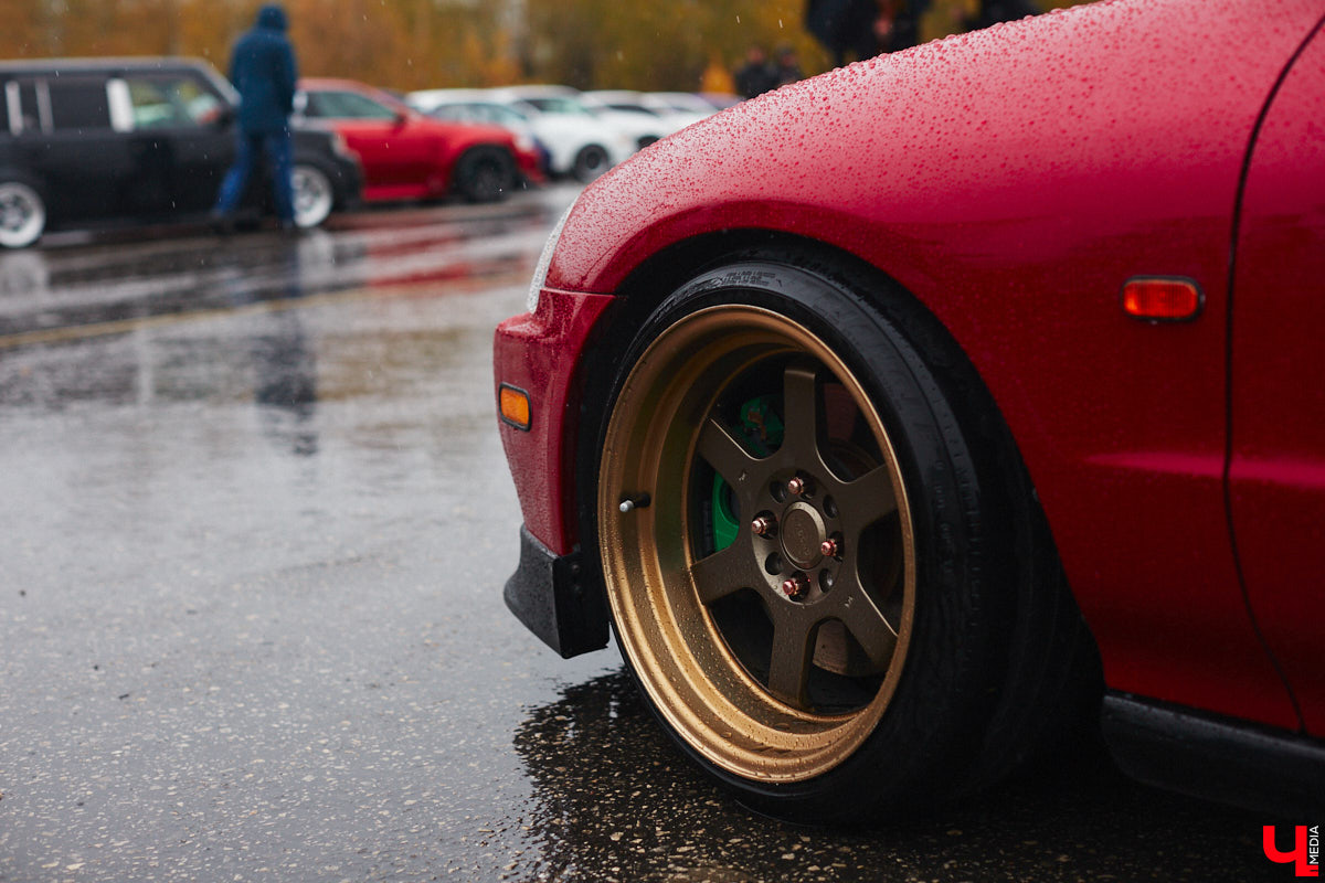 Тем, кто любит свой автомобиль, как девушку (а в случае с водителями-дамами — как своего суженого), ничто не может помешать лишний раз продемонстрировать его восхищенной публике. Даже скверная погода. Неудивительно, что дождь, зарядивший с самого утра, не стал причиной срыва очередного AutoFest`а во Владимире.