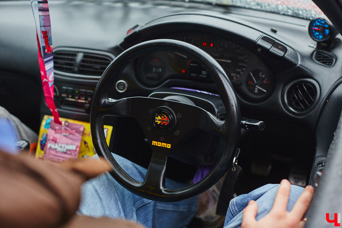 Тем, кто любит свой автомобиль, как девушку (а в случае с водителями-дамами — как своего суженого), ничто не может помешать лишний раз продемонстрировать его восхищенной публике. Даже скверная погода. Неудивительно, что дождь, зарядивший с самого утра, не стал причиной срыва очередного AutoFest`а во Владимире.