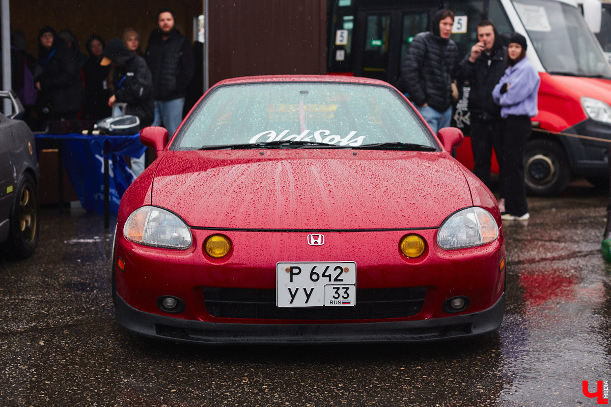 Тем, кто любит свой автомобиль, как девушку (а в случае с водителями-дамами — как своего суженого), ничто не может помешать лишний раз продемонстрировать его восхищенной публике. Даже скверная погода. Неудивительно, что дождь, зарядивший с самого утра, не стал причиной срыва очередного AutoFest`а во Владимире.