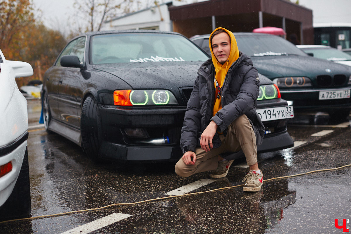 Тем, кто любит свой автомобиль, как девушку (а в случае с водителями-дамами — как своего суженого), ничто не может помешать лишний раз продемонстрировать его восхищенной публике. Даже скверная погода. Неудивительно, что дождь, зарядивший с самого утра, не стал причиной срыва очередного AutoFest`а во Владимире.