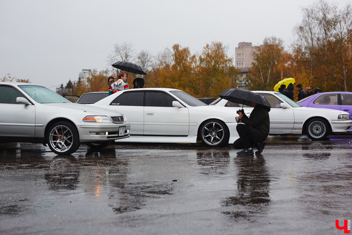Тем, кто любит свой автомобиль, как девушку (а в случае с водителями-дамами — как своего суженого), ничто не может помешать лишний раз продемонстрировать его восхищенной публике. Даже скверная погода. Неудивительно, что дождь, зарядивший с самого утра, не стал причиной срыва очередного AutoFest`а во Владимире.