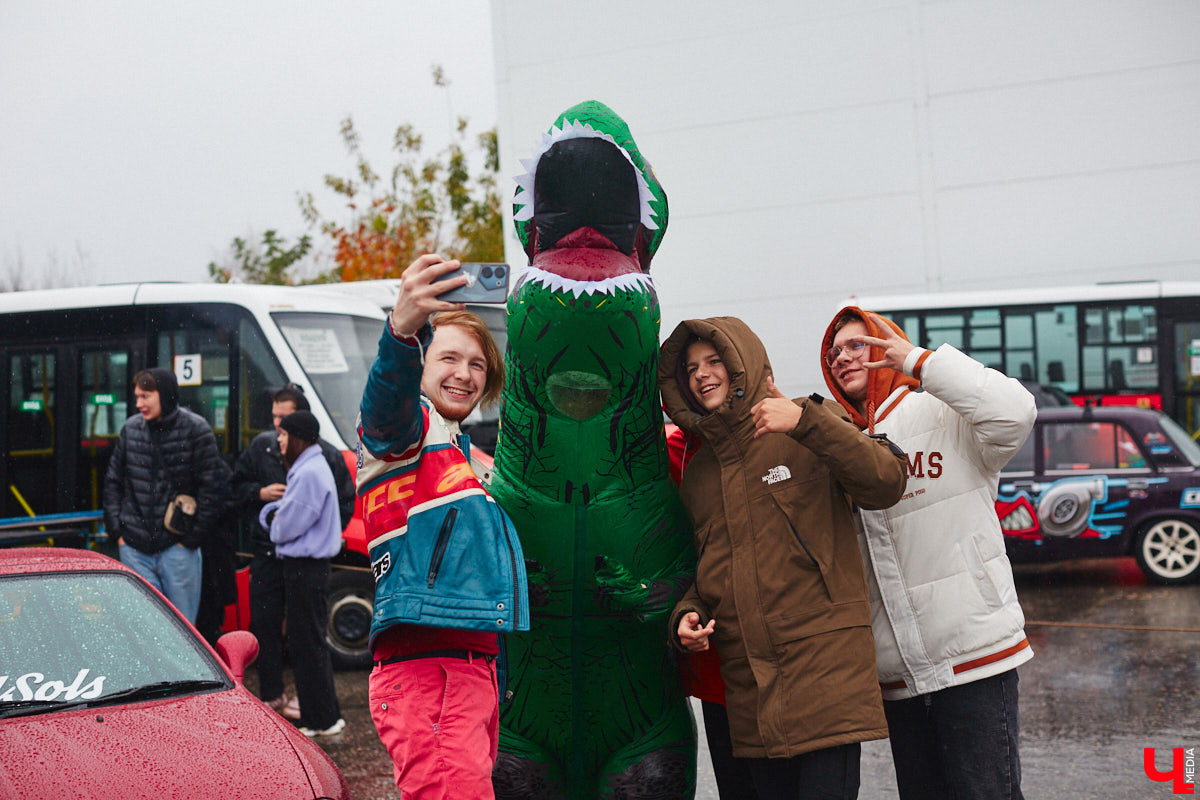 Тем, кто любит свой автомобиль, как девушку (а в случае с водителями-дамами — как своего суженого), ничто не может помешать лишний раз продемонстрировать его восхищенной публике. Даже скверная погода. Неудивительно, что дождь, зарядивший с самого утра, не стал причиной срыва очередного AutoFest`а во Владимире.