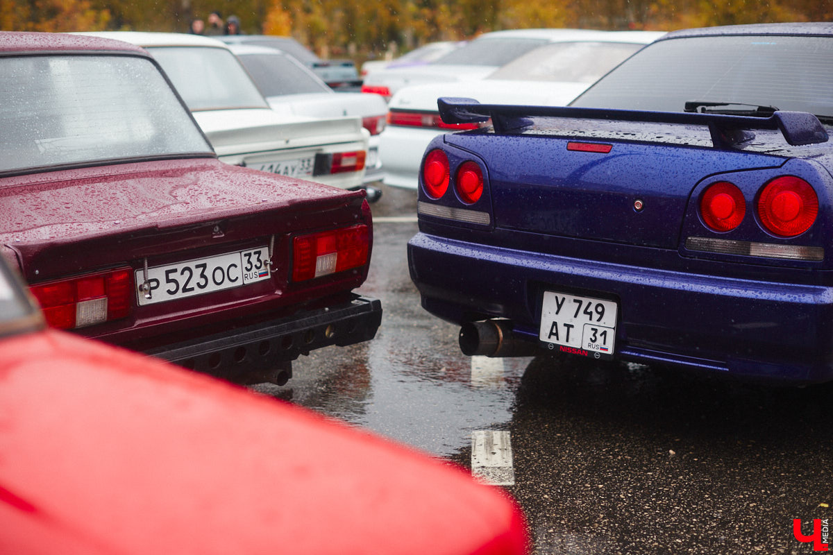 Тем, кто любит свой автомобиль, как девушку (а в случае с водителями-дамами — как своего суженого), ничто не может помешать лишний раз продемонстрировать его восхищенной публике. Даже скверная погода. Неудивительно, что дождь, зарядивший с самого утра, не стал причиной срыва очередного AutoFest`а во Владимире.