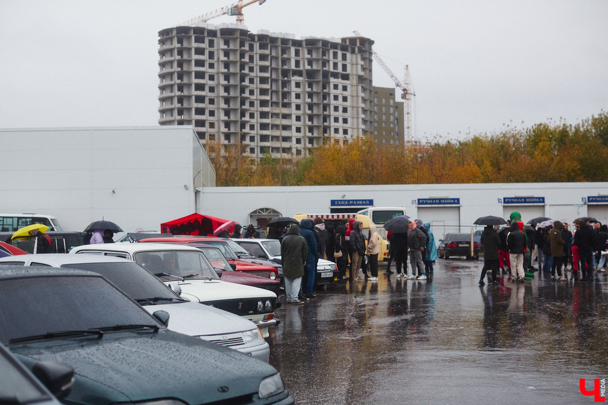 Тем, кто любит свой автомобиль, как девушку (а в случае с водителями-дамами — как своего суженого), ничто не может помешать лишний раз продемонстрировать его восхищенной публике. Даже скверная погода. Неудивительно, что дождь, зарядивший с самого утра, не стал причиной срыва очередного AutoFest`а во Владимире.