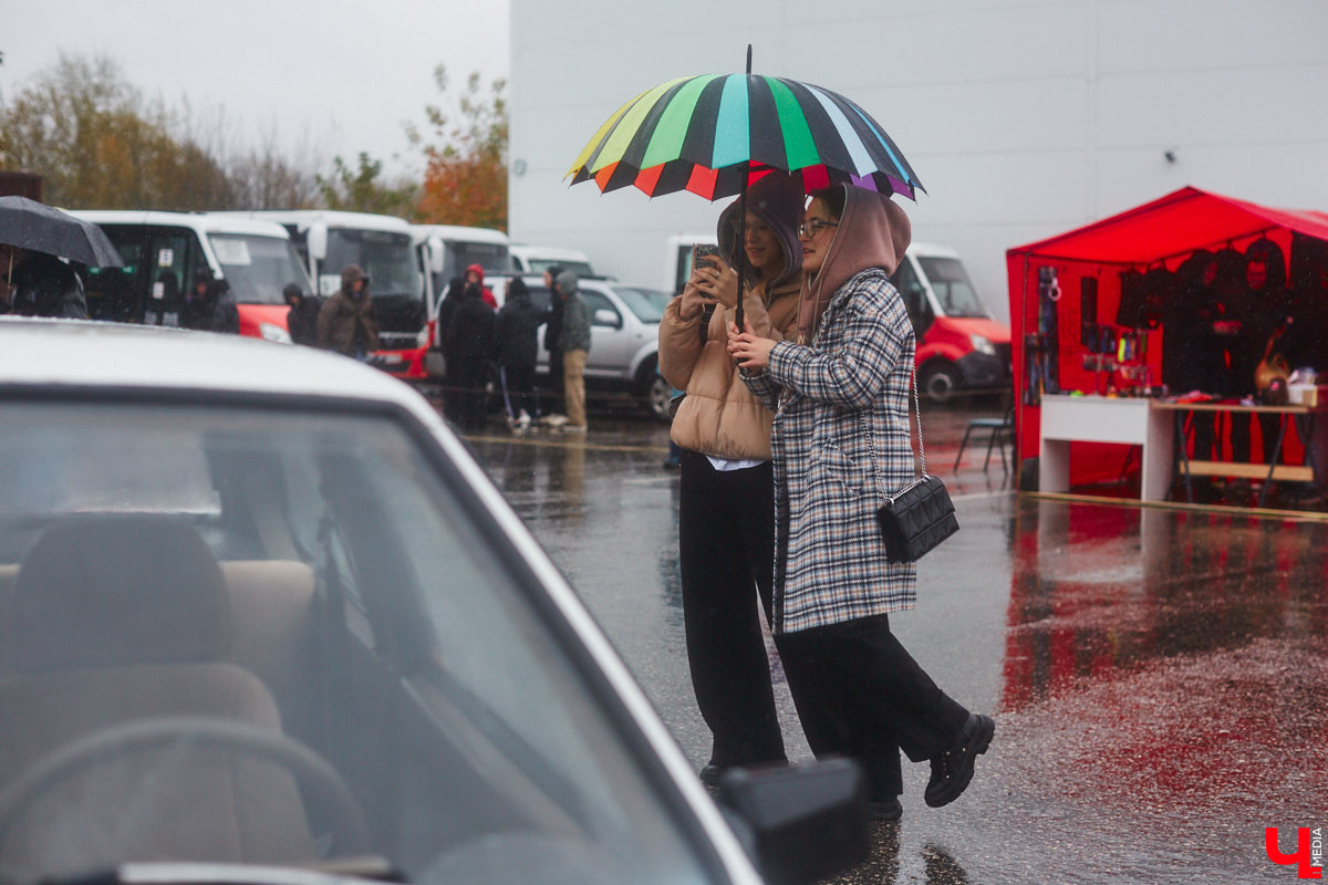 Тем, кто любит свой автомобиль, как девушку (а в случае с водителями-дамами — как своего суженого), ничто не может помешать лишний раз продемонстрировать его восхищенной публике. Даже скверная погода. Неудивительно, что дождь, зарядивший с самого утра, не стал причиной срыва очередного AutoFest`а во Владимире.