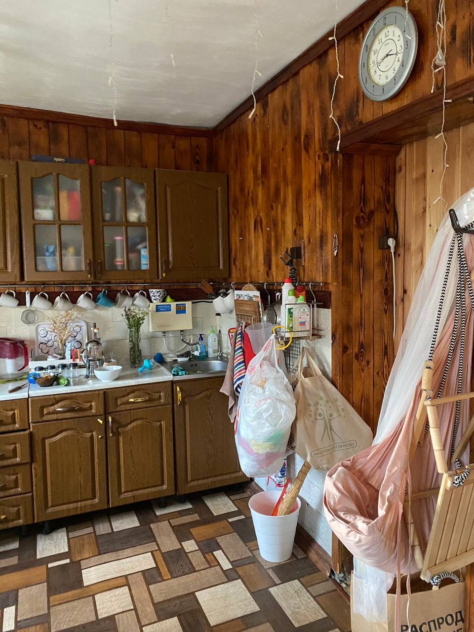 Как избавить дом от ненужных вещей и сделать пространство максимально гармоничным? Этот вопрос актуален для многих. Пользователи социальных сетей обмениваются советами по расхламлению и уборке квартиры за пять минут. Принять участие можно и в челлендже, и в марафоне. Владимирский блогер Арина Ёжкина решила поделиться с нами собственным опытом организации пространства на примере своего дома.