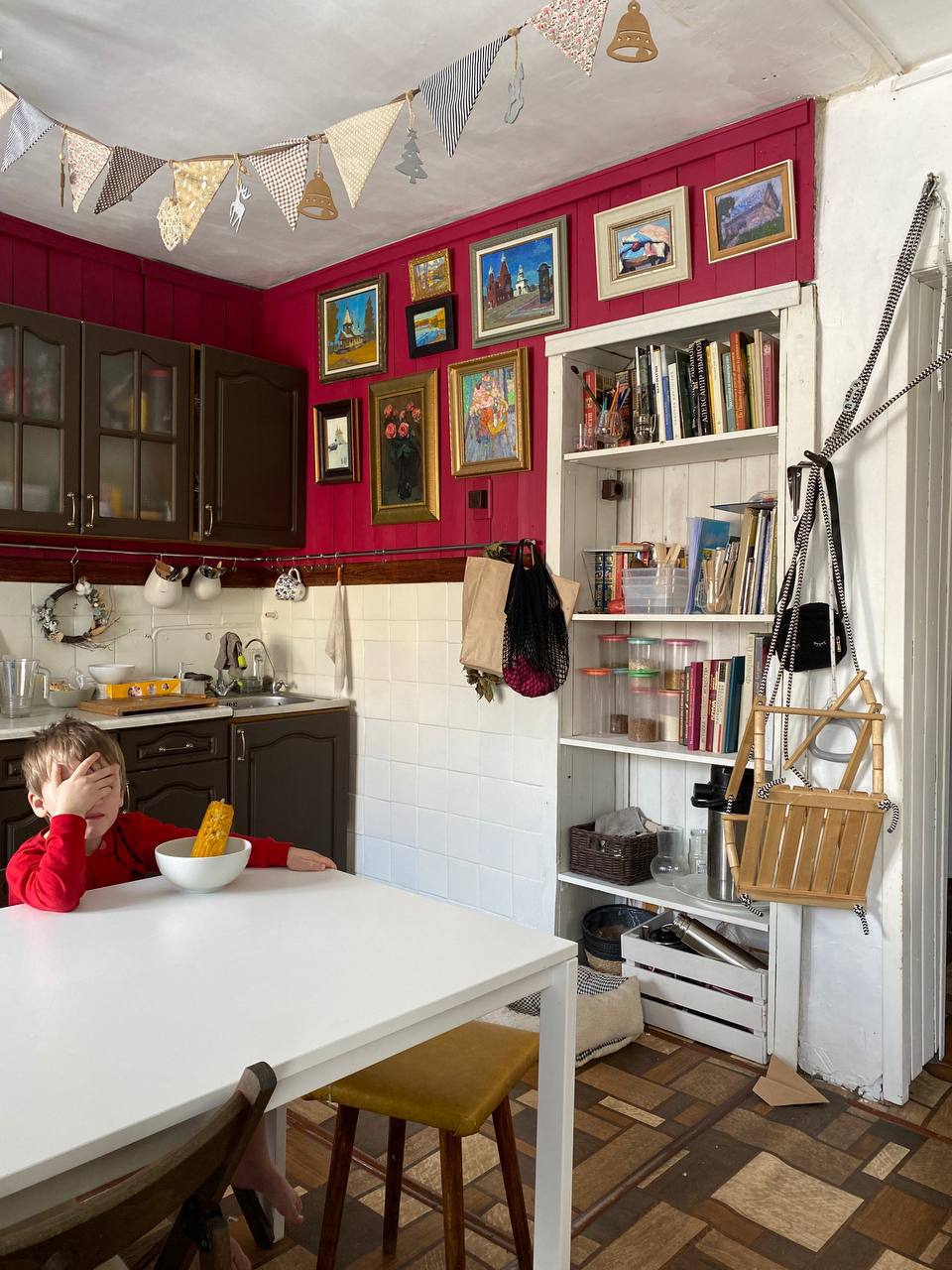 Как избавить дом от ненужных вещей и сделать пространство максимально гармоничным? Этот вопрос актуален для многих. Пользователи социальных сетей обмениваются советами по расхламлению и уборке квартиры за пять минут. Принять участие можно и в челлендже, и в марафоне. Владимирский блогер Арина Ёжкина решила поделиться с нами собственным опытом организации пространства на примере своего дома.