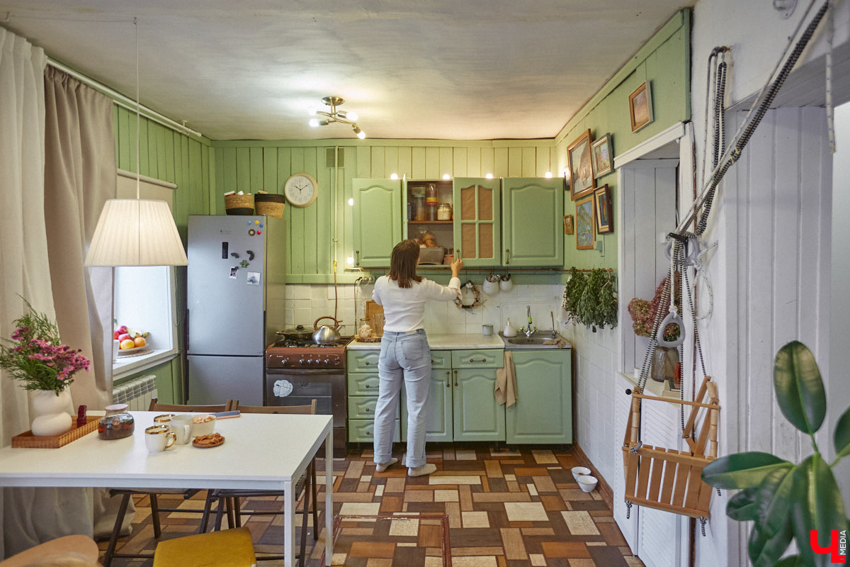 Как избавить дом от ненужных вещей и сделать пространство максимально гармоничным? Этот вопрос актуален для многих. Пользователи социальных сетей обмениваются советами по расхламлению и уборке квартиры за пять минут. Принять участие можно и в челлендже, и в марафоне. Владимирский блогер Арина Ёжкина решила поделиться с нами собственным опытом организации пространства на примере своего дома.