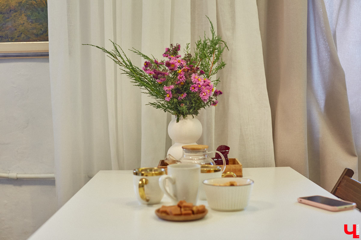 Как избавить дом от ненужных вещей и сделать пространство максимально гармоничным? Этот вопрос актуален для многих. Пользователи социальных сетей обмениваются советами по расхламлению и уборке квартиры за пять минут. Принять участие можно и в челлендже, и в марафоне. Владимирский блогер Арина Ёжкина решила поделиться с нами собственным опытом организации пространства на примере своего дома.