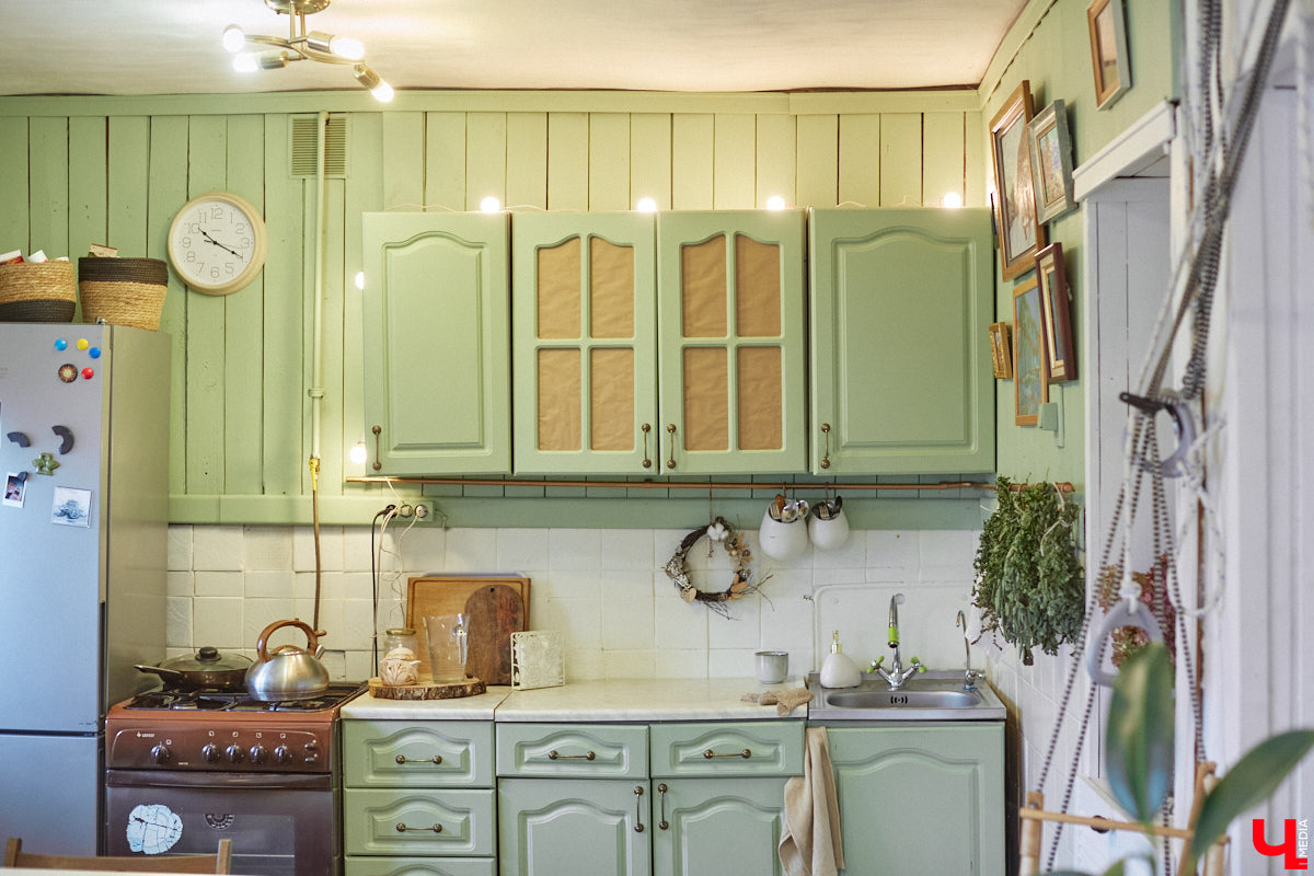 Как избавить дом от ненужных вещей и сделать пространство максимально гармоничным? Этот вопрос актуален для многих. Пользователи социальных сетей обмениваются советами по расхламлению и уборке квартиры за пять минут. Принять участие можно и в челлендже, и в марафоне. Владимирский блогер Арина Ёжкина решила поделиться с нами собственным опытом организации пространства на примере своего дома.