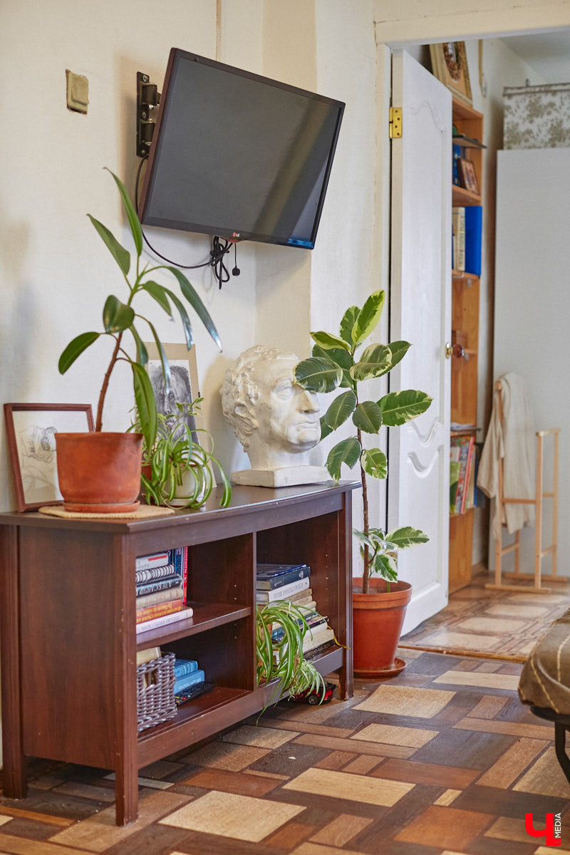 Как избавить дом от ненужных вещей и сделать пространство максимально гармоничным? Этот вопрос актуален для многих. Пользователи социальных сетей обмениваются советами по расхламлению и уборке квартиры за пять минут. Принять участие можно и в челлендже, и в марафоне. Владимирский блогер Арина Ёжкина решила поделиться с нами собственным опытом организации пространства на примере своего дома.