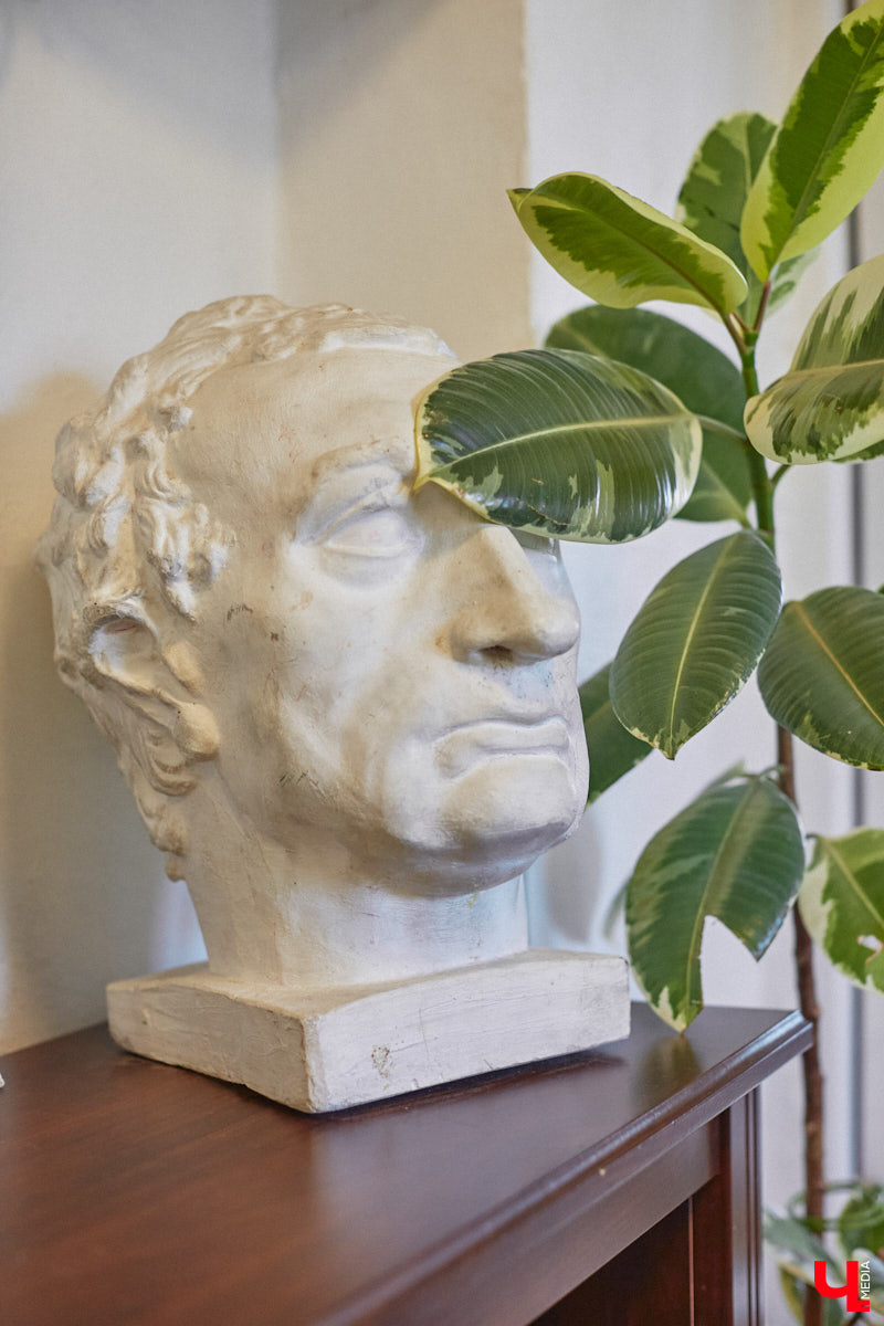 Как избавить дом от ненужных вещей и сделать пространство максимально гармоничным? Этот вопрос актуален для многих. Пользователи социальных сетей обмениваются советами по расхламлению и уборке квартиры за пять минут. Принять участие можно и в челлендже, и в марафоне. Владимирский блогер Арина Ёжкина решила поделиться с нами собственным опытом организации пространства на примере своего дома.