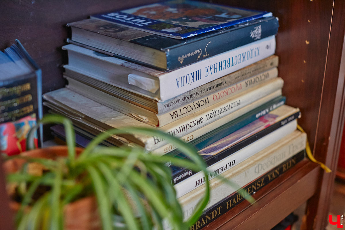 Как избавить дом от ненужных вещей и сделать пространство максимально гармоничным? Этот вопрос актуален для многих. Пользователи социальных сетей обмениваются советами по расхламлению и уборке квартиры за пять минут. Принять участие можно и в челлендже, и в марафоне. Владимирский блогер Арина Ёжкина решила поделиться с нами собственным опытом организации пространства на примере своего дома.