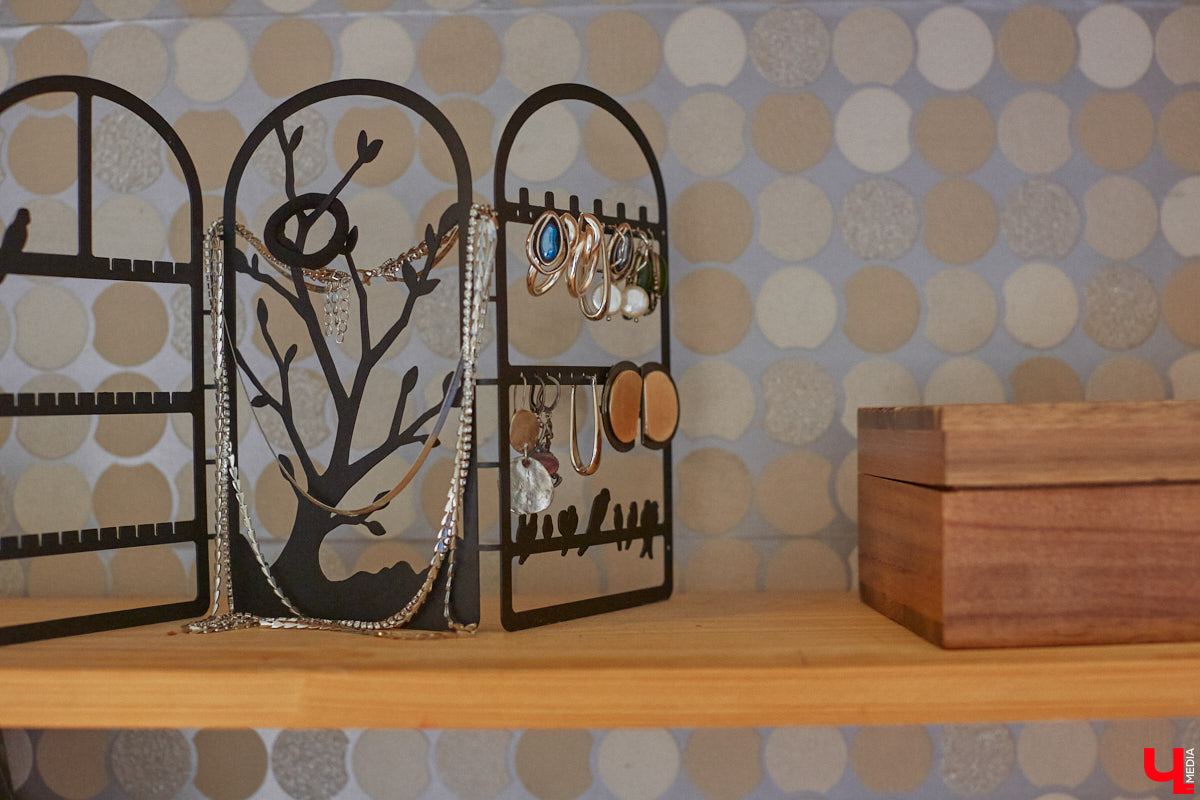 Как избавить дом от ненужных вещей и сделать пространство максимально гармоничным? Этот вопрос актуален для многих. Пользователи социальных сетей обмениваются советами по расхламлению и уборке квартиры за пять минут. Принять участие можно и в челлендже, и в марафоне. Владимирский блогер Арина Ёжкина решила поделиться с нами собственным опытом организации пространства на примере своего дома.