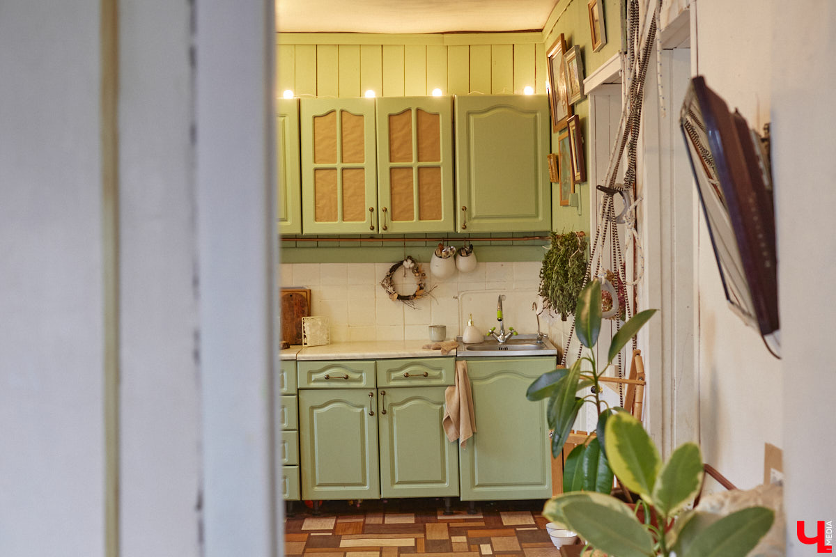 Как избавить дом от ненужных вещей и сделать пространство максимально гармоничным? Этот вопрос актуален для многих. Пользователи социальных сетей обмениваются советами по расхламлению и уборке квартиры за пять минут. Принять участие можно и в челлендже, и в марафоне. Владимирский блогер Арина Ёжкина решила поделиться с нами собственным опытом организации пространства на примере своего дома.