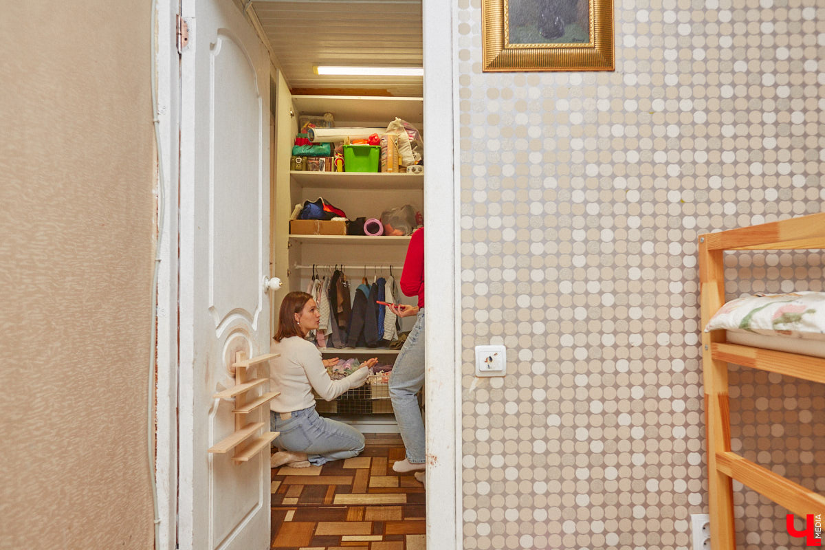 Как избавить дом от ненужных вещей и сделать пространство максимально гармоничным? Этот вопрос актуален для многих. Пользователи социальных сетей обмениваются советами по расхламлению и уборке квартиры за пять минут. Принять участие можно и в челлендже, и в марафоне. Владимирский блогер Арина Ёжкина решила поделиться с нами собственным опытом организации пространства на примере своего дома.