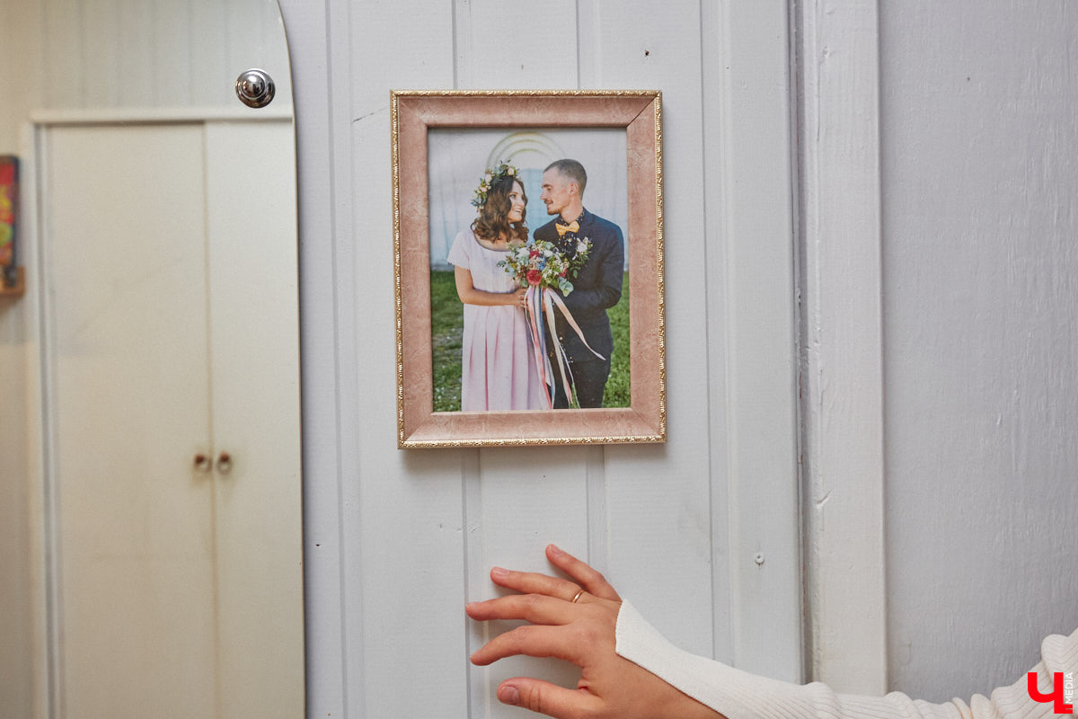 Как избавить дом от ненужных вещей и сделать пространство максимально гармоничным? Этот вопрос актуален для многих. Пользователи социальных сетей обмениваются советами по расхламлению и уборке квартиры за пять минут. Принять участие можно и в челлендже, и в марафоне. Владимирский блогер Арина Ёжкина решила поделиться с нами собственным опытом организации пространства на примере своего дома.