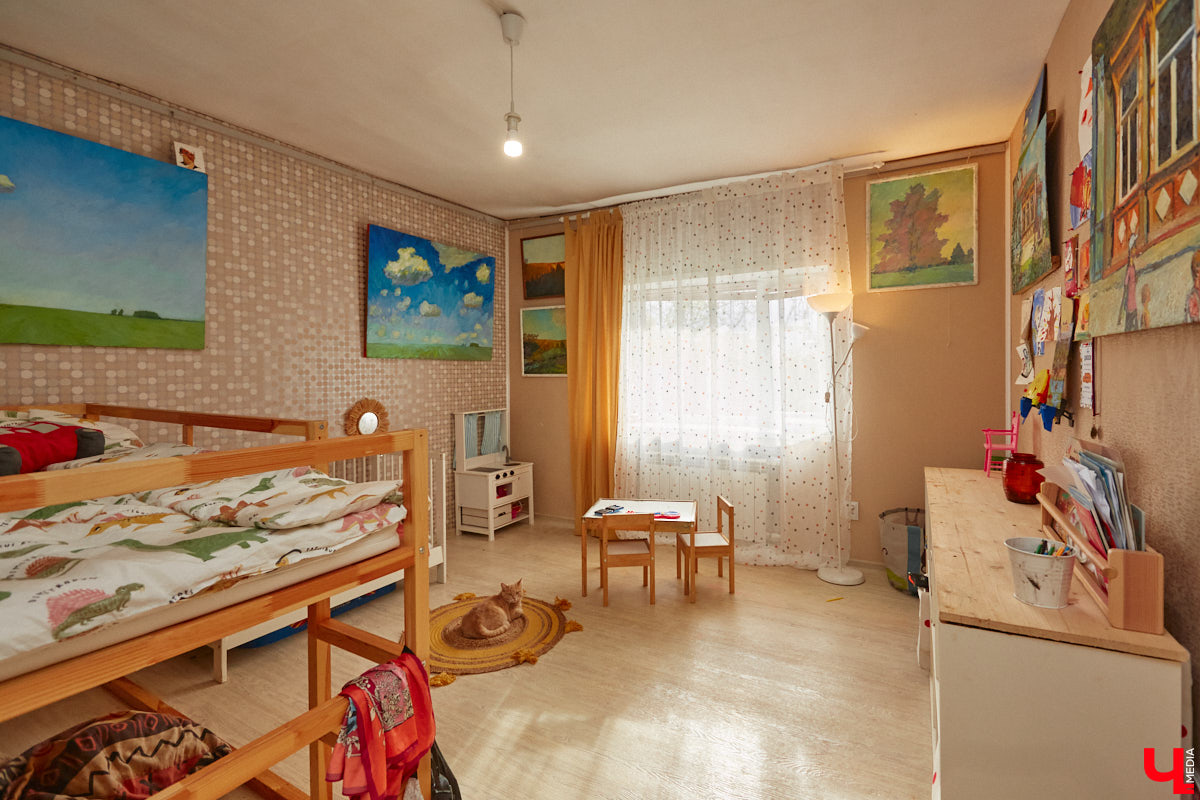 Как избавить дом от ненужных вещей и сделать пространство максимально гармоничным? Этот вопрос актуален для многих. Пользователи социальных сетей обмениваются советами по расхламлению и уборке квартиры за пять минут. Принять участие можно и в челлендже, и в марафоне. Владимирский блогер Арина Ёжкина решила поделиться с нами собственным опытом организации пространства на примере своего дома.