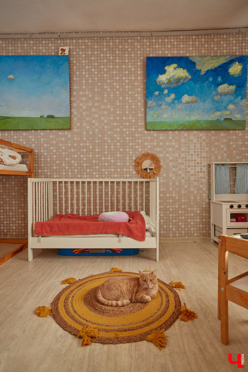 Как избавить дом от ненужных вещей и сделать пространство максимально гармоничным? Этот вопрос актуален для многих. Пользователи социальных сетей обмениваются советами по расхламлению и уборке квартиры за пять минут. Принять участие можно и в челлендже, и в марафоне. Владимирский блогер Арина Ёжкина решила поделиться с нами собственным опытом организации пространства на примере своего дома.